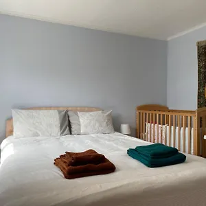 https://1-bed-flat-next-to-dlr-station-with-free-parking.brighton-hotels-england.com